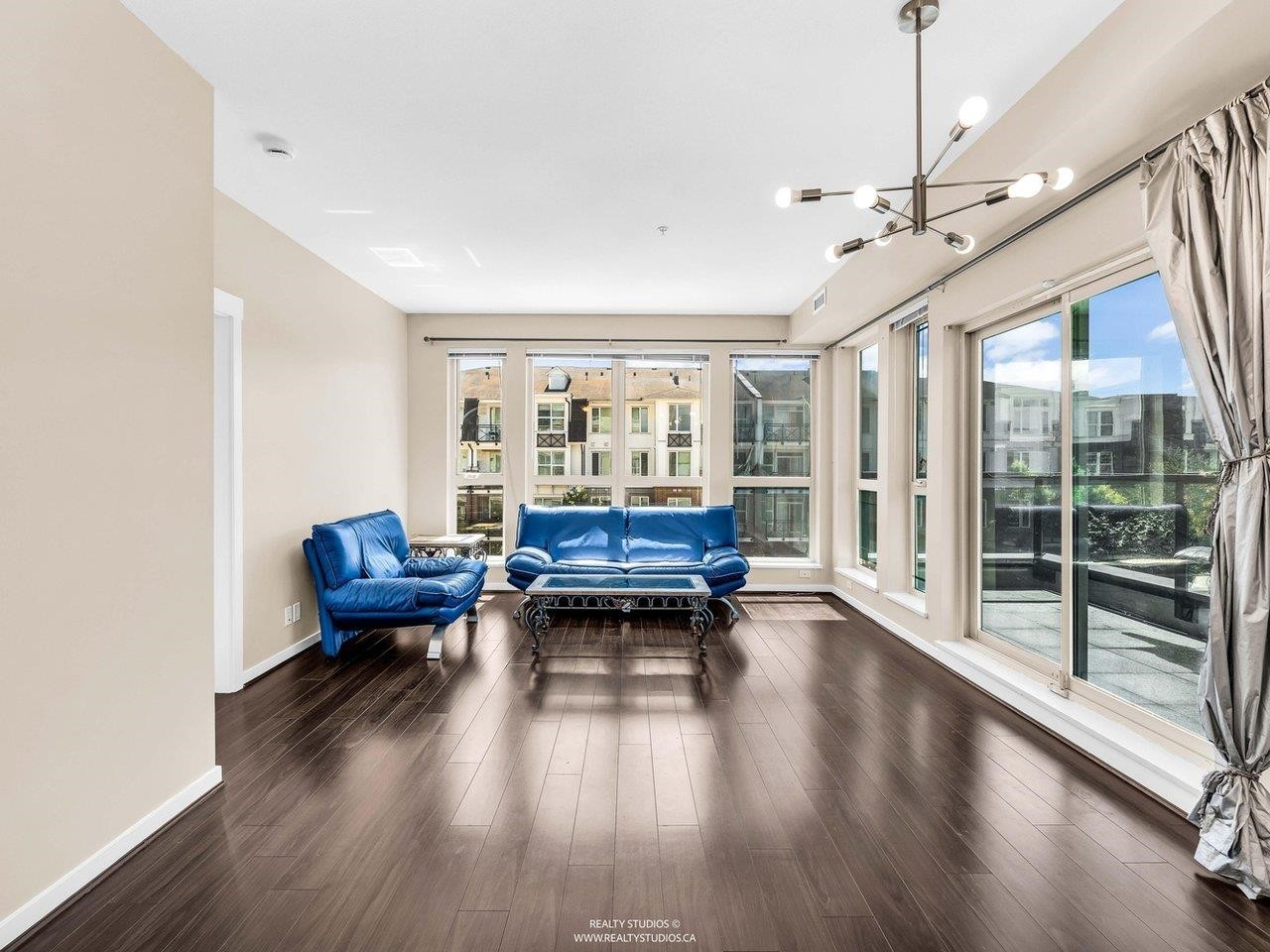 392-4133 Stolberg Street, Richmond, BC - Indoor Photo Showing Living Room