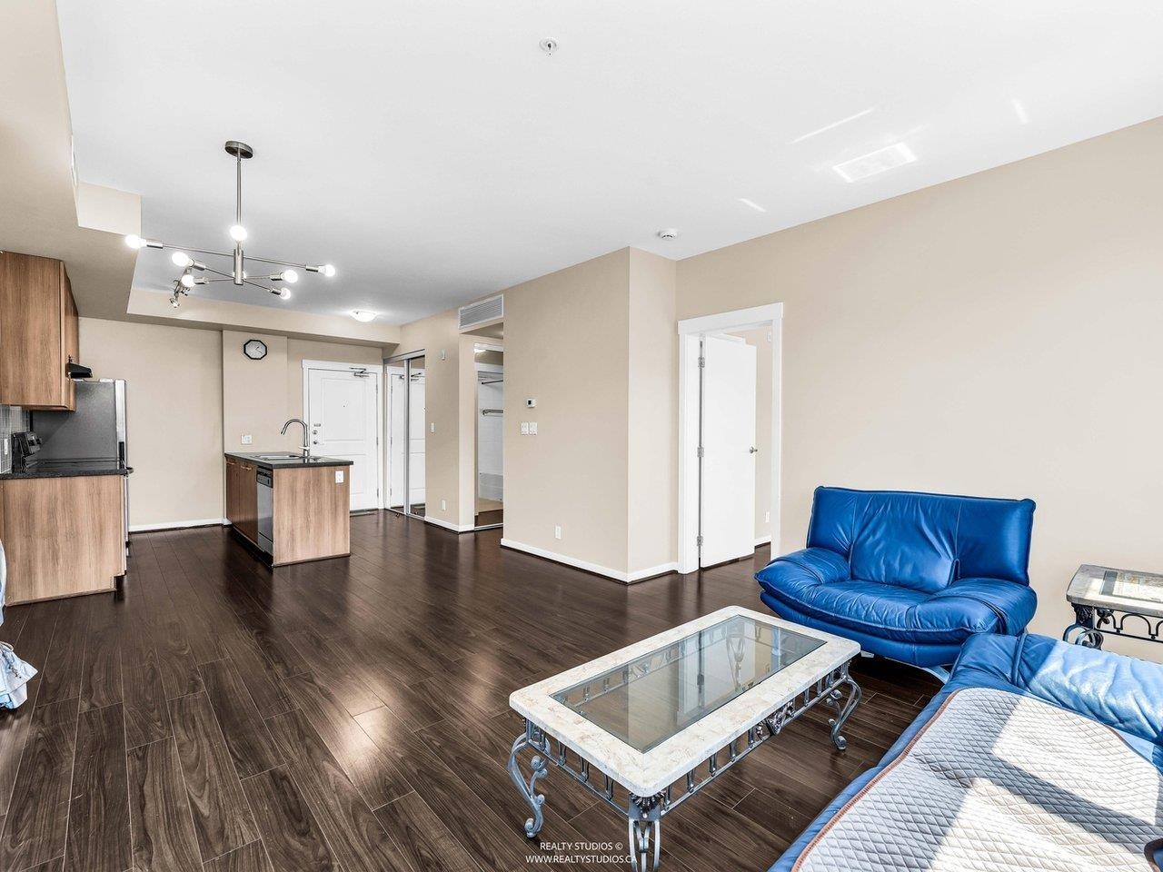 392-4133 Stolberg Street, Richmond, BC - Indoor Photo Showing Living Room