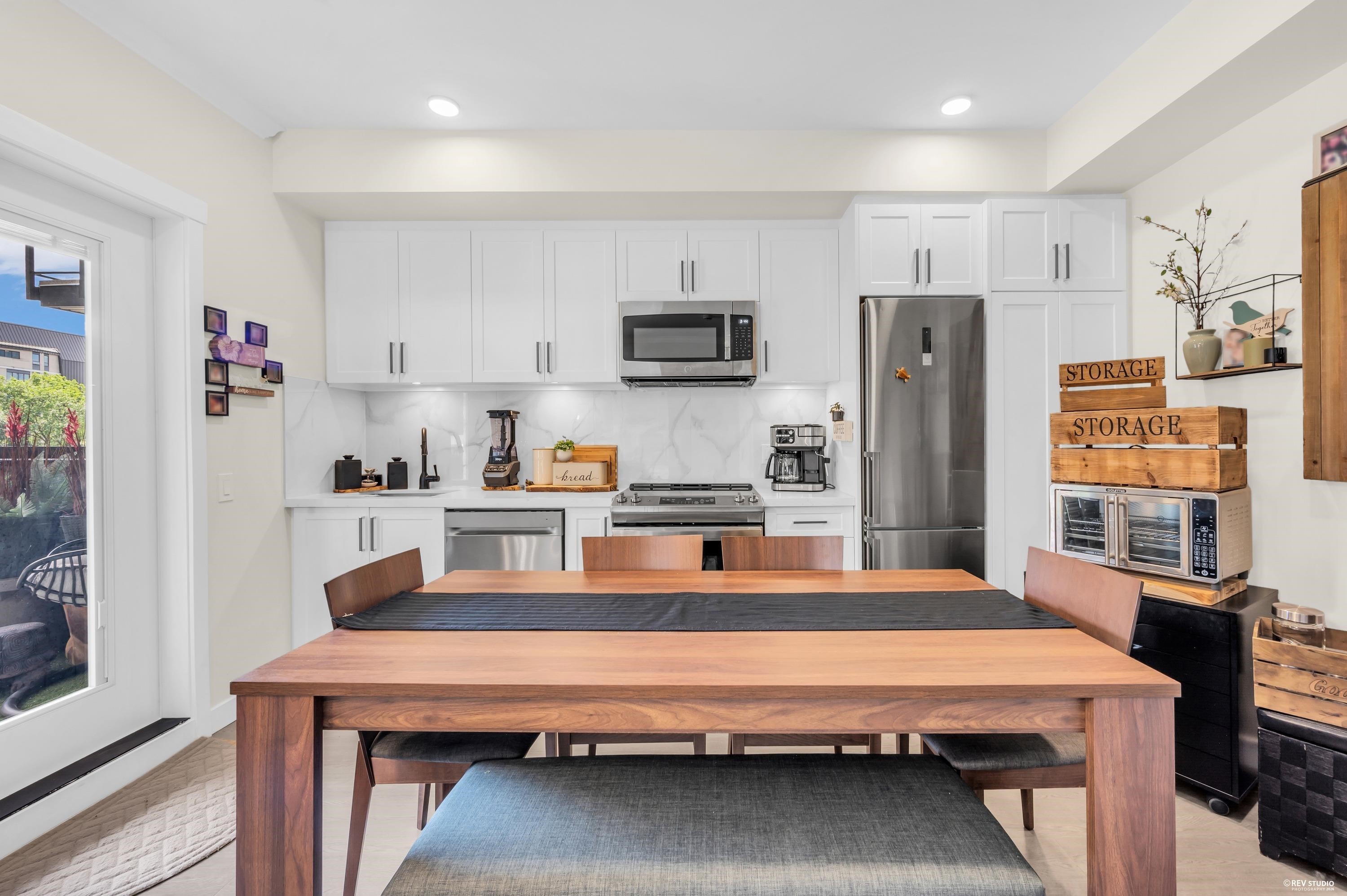 225-12109 223 Street, Maple Ridge, BC - Indoor Photo Showing Kitchen With Stainless Steel Kitchen With Upgraded Kitchen