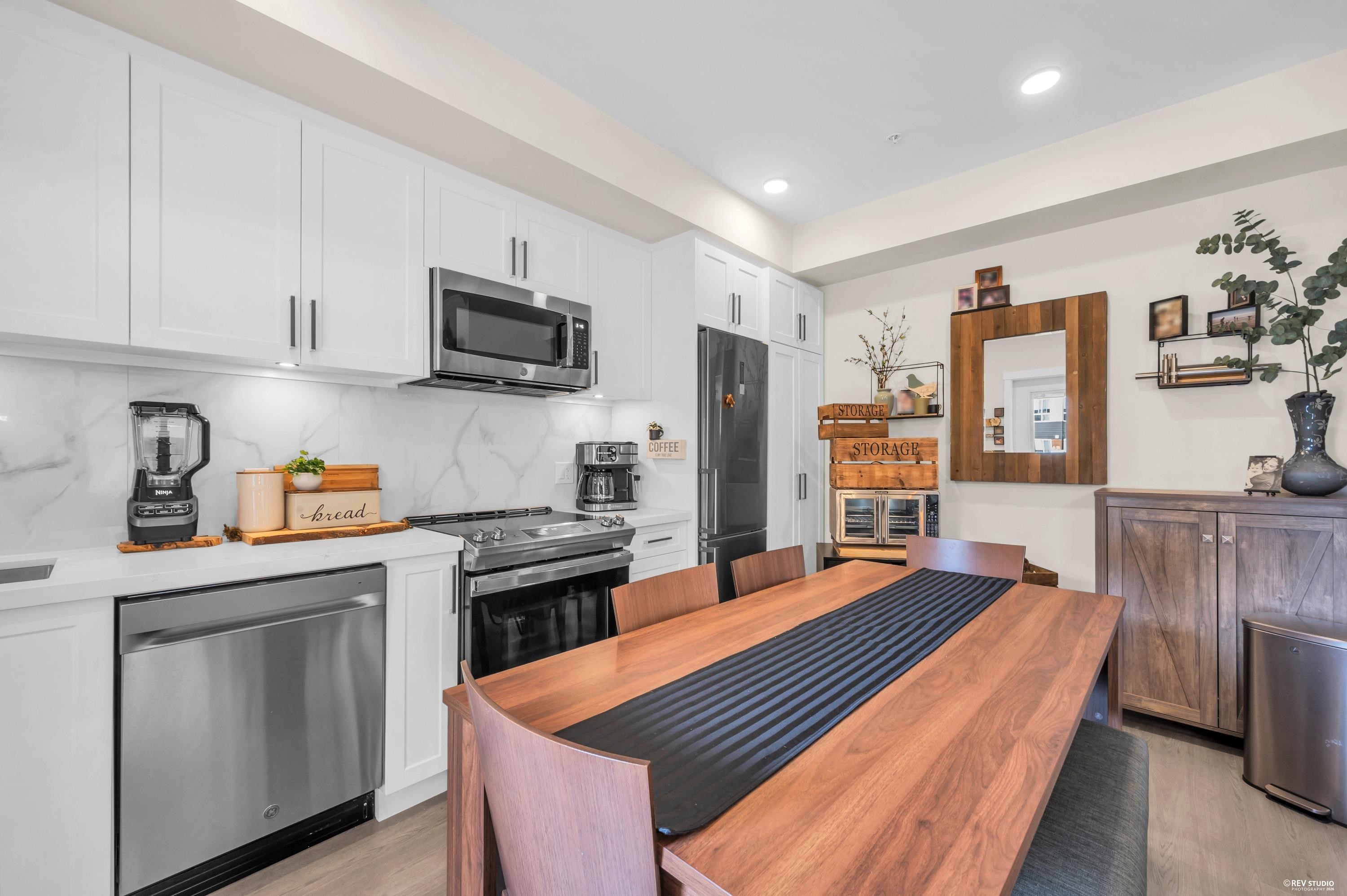 225-12109 223 Street, Maple Ridge, BC - Indoor Photo Showing Kitchen With Stainless Steel Kitchen
