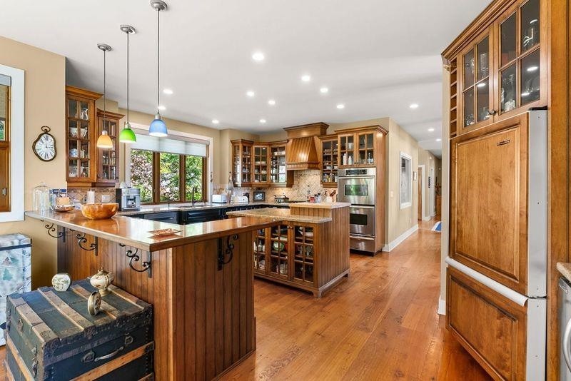 13543 Sakinaw Drive, Garden Bay, BC - Indoor Photo Showing Kitchen With Upgraded Kitchen