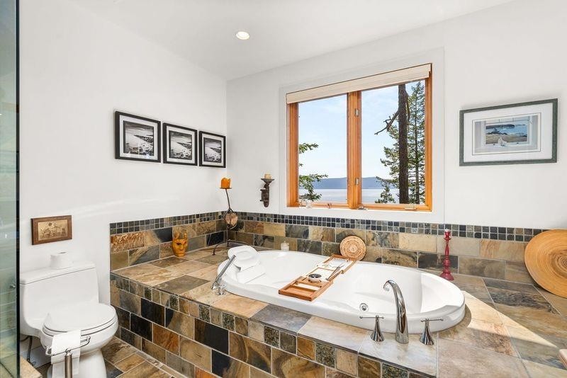13543 Sakinaw Drive, Garden Bay, BC - Indoor Photo Showing Bathroom