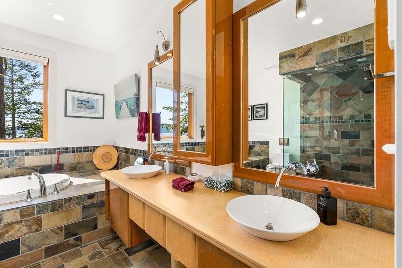 13543 Sakinaw Drive, Garden Bay, BC - Indoor Photo Showing Bathroom