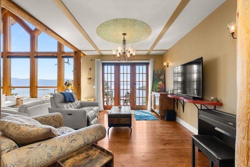 13543 Sakinaw Drive, Garden Bay, BC - Indoor Photo Showing Living Room