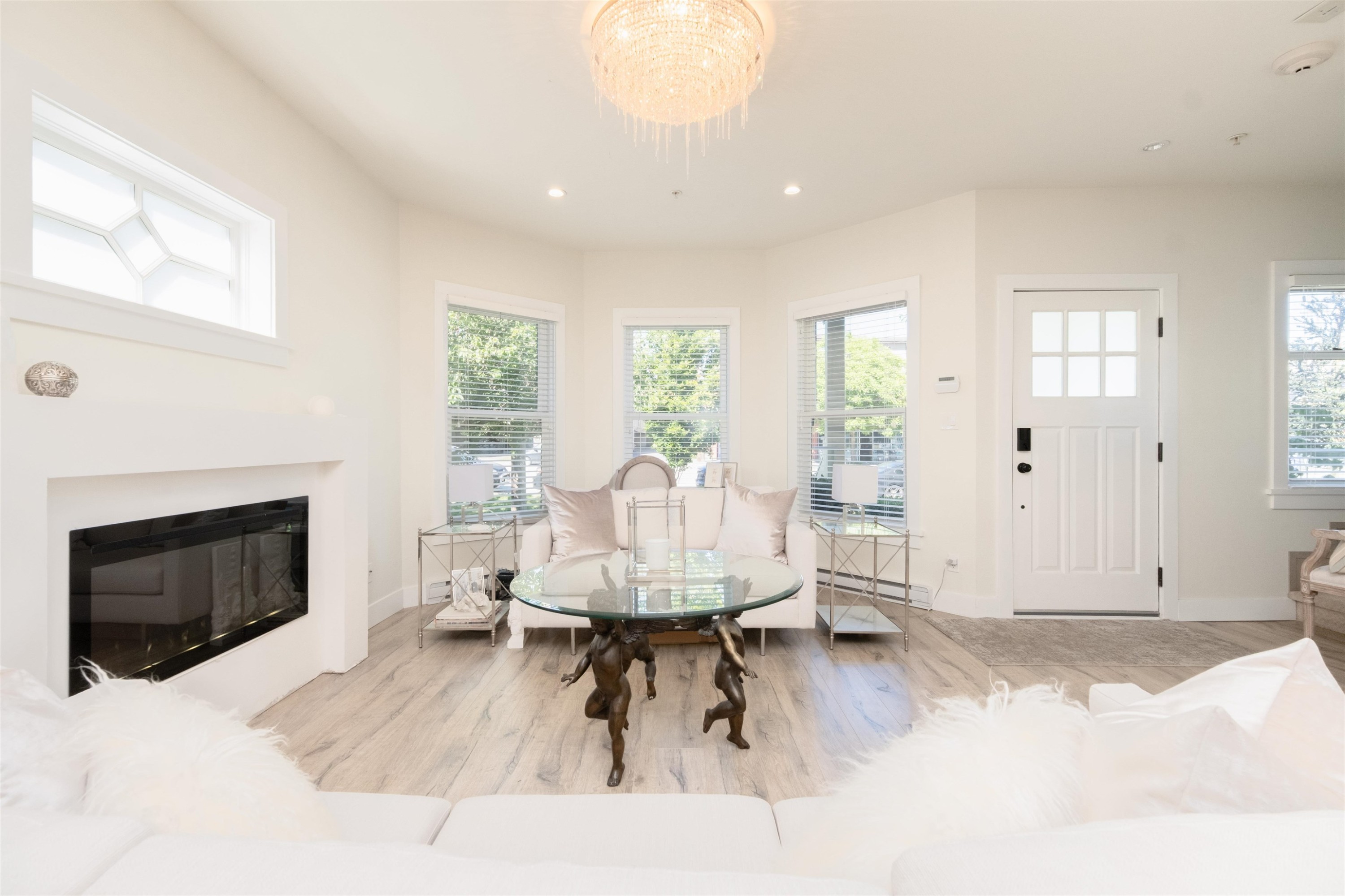 408 Eighth Street, New Westminster, BC - Indoor Photo Showing Living Room With Fireplace