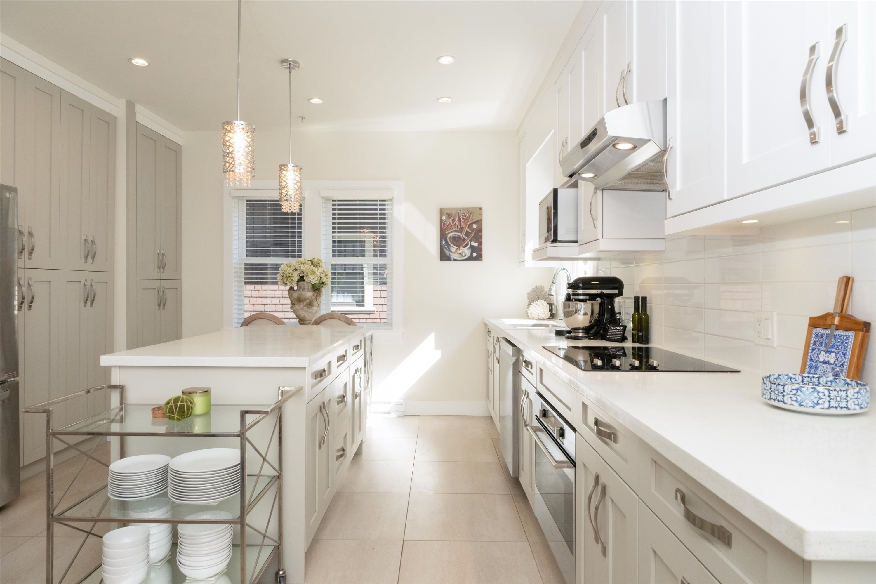 408 Eighth Street, New Westminster, BC - Indoor Photo Showing Kitchen With Upgraded Kitchen
