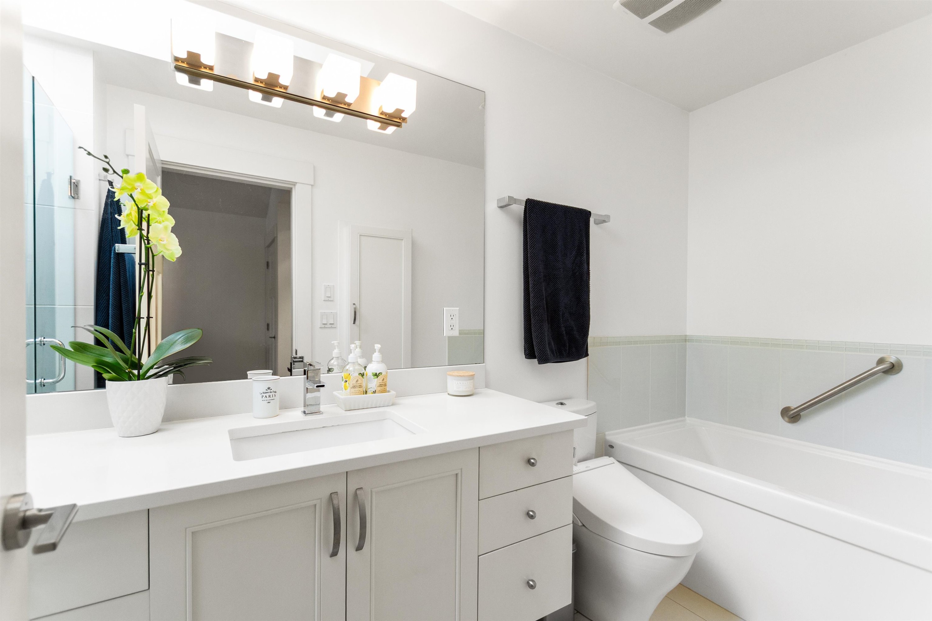 2416 8Th Avenue W, Vancouver, BC - Indoor Photo Showing Bathroom