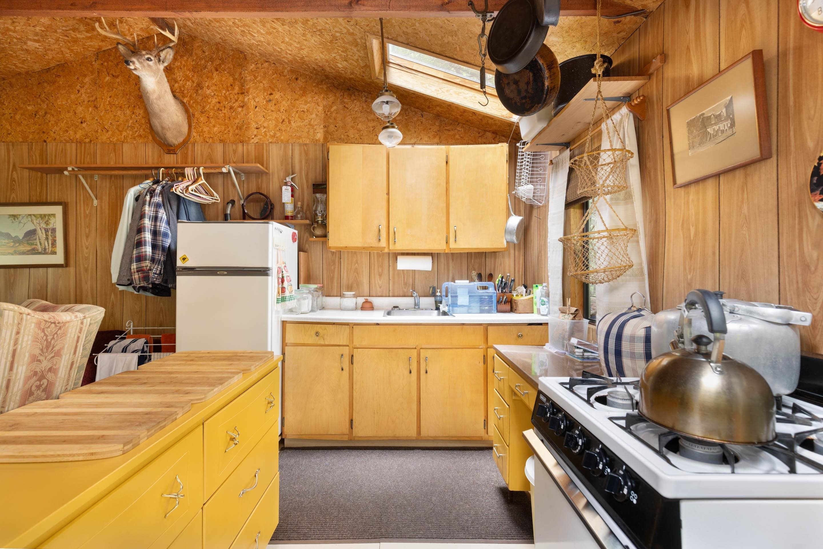 9540 Pemberton Portage Road, Pemberton, BC - Indoor Photo Showing Kitchen
