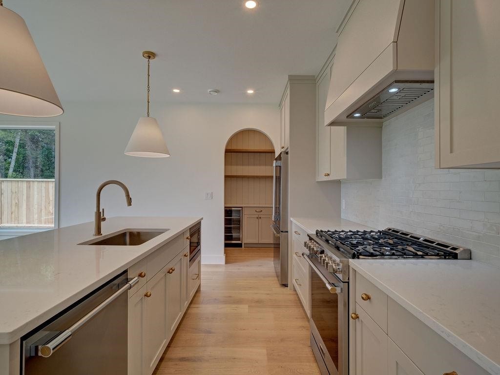 385 Solaz Place, Gibsons, BC - Indoor Photo Showing Kitchen With Upgraded Kitchen