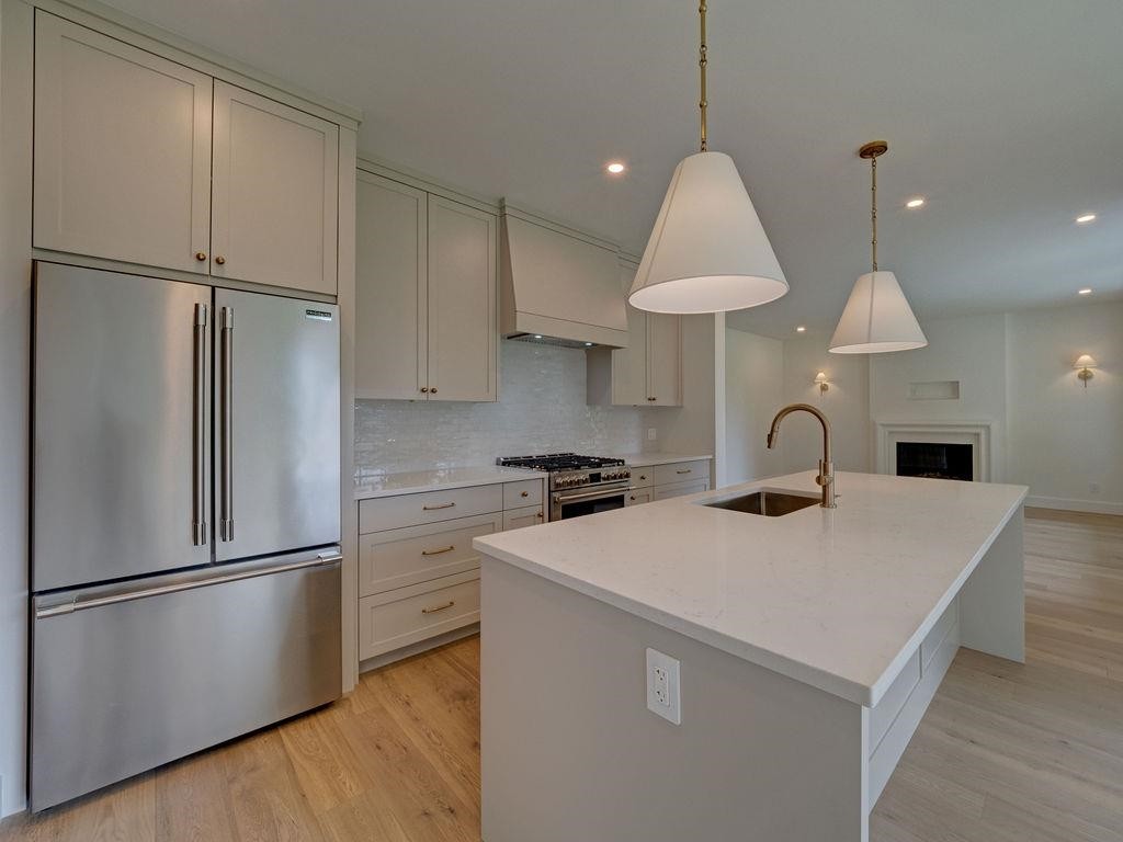 385 Solaz Place, Gibsons, BC - Indoor Photo Showing Kitchen With Upgraded Kitchen
