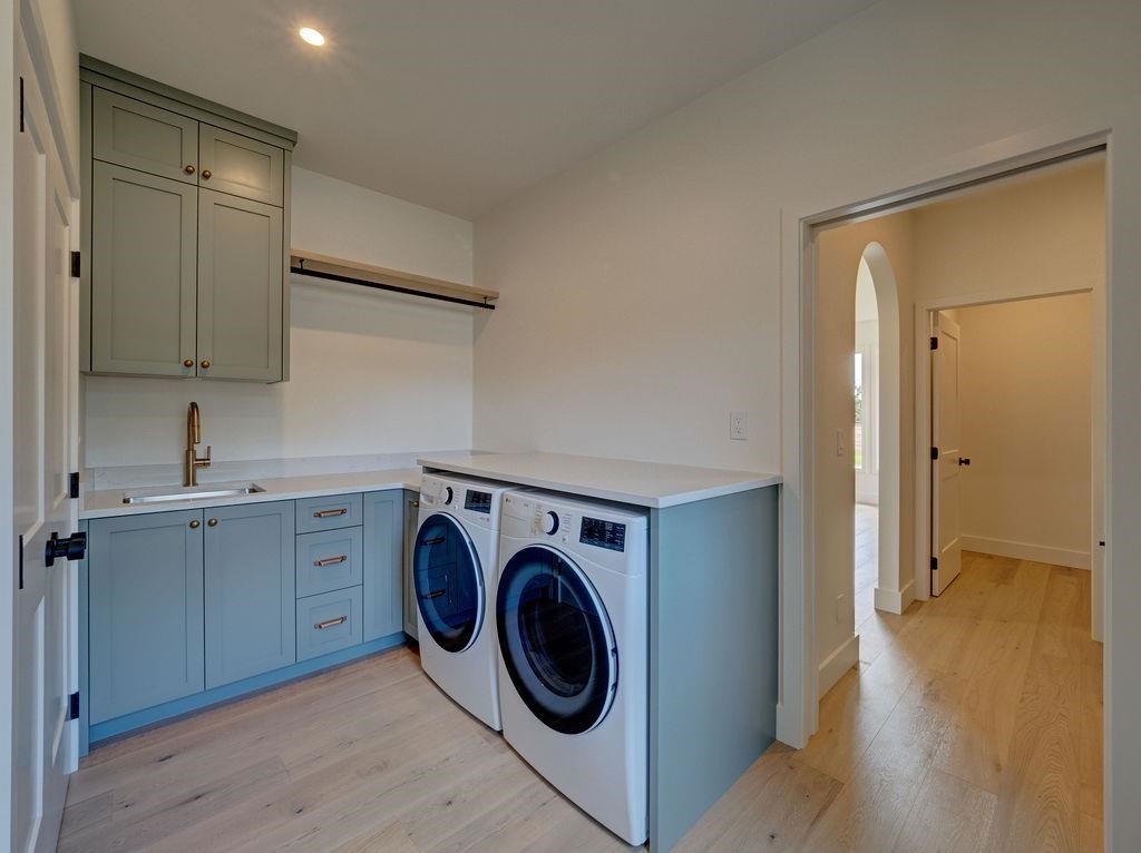 385 Solaz Place, Gibsons, BC - Indoor Photo Showing Laundry Room