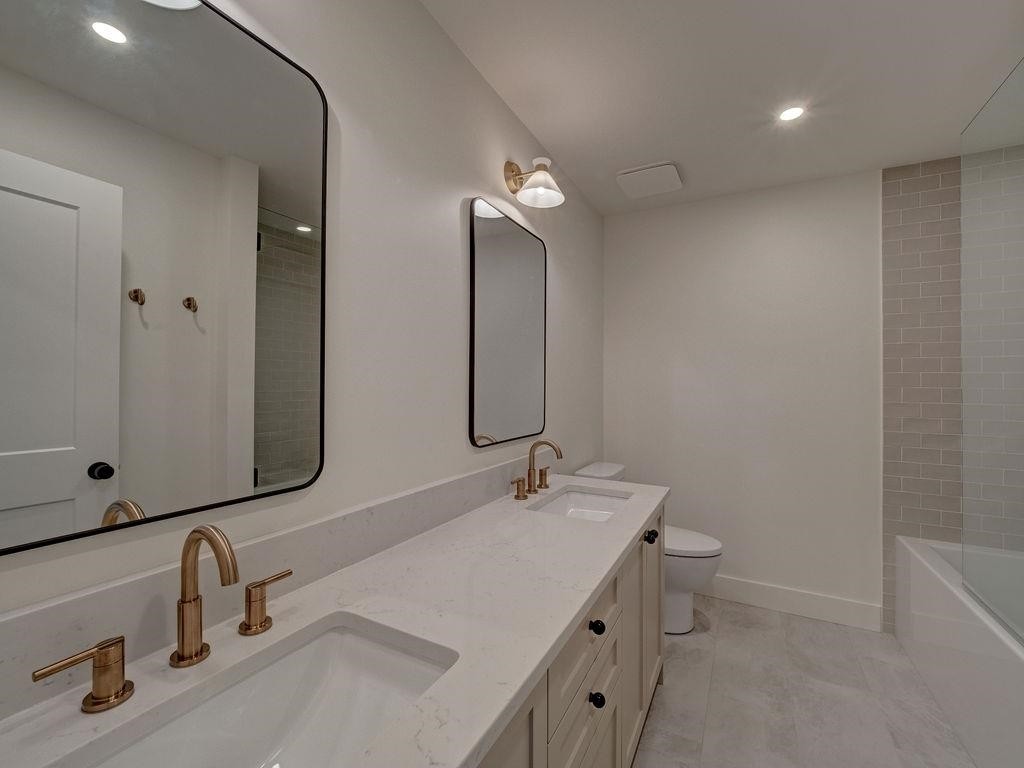 385 Solaz Place, Gibsons, BC - Indoor Photo Showing Bathroom
