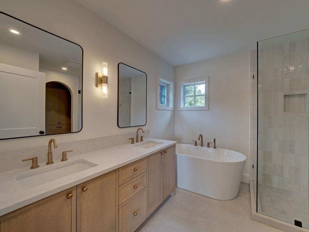 385 Solaz Place, Gibsons, BC - Indoor Photo Showing Bathroom