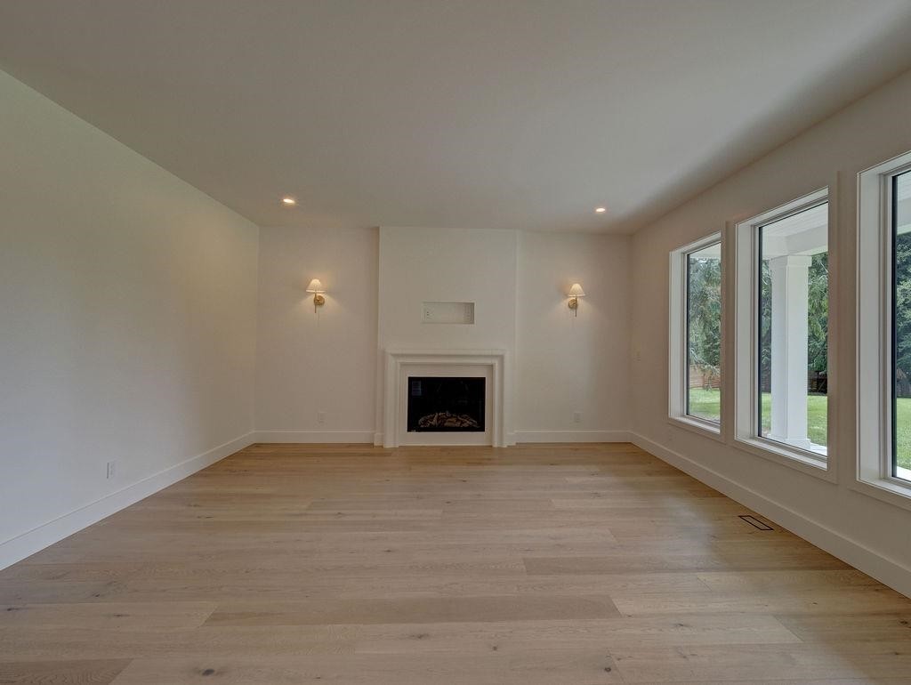 385 Solaz Place, Gibsons, BC - Indoor With Fireplace