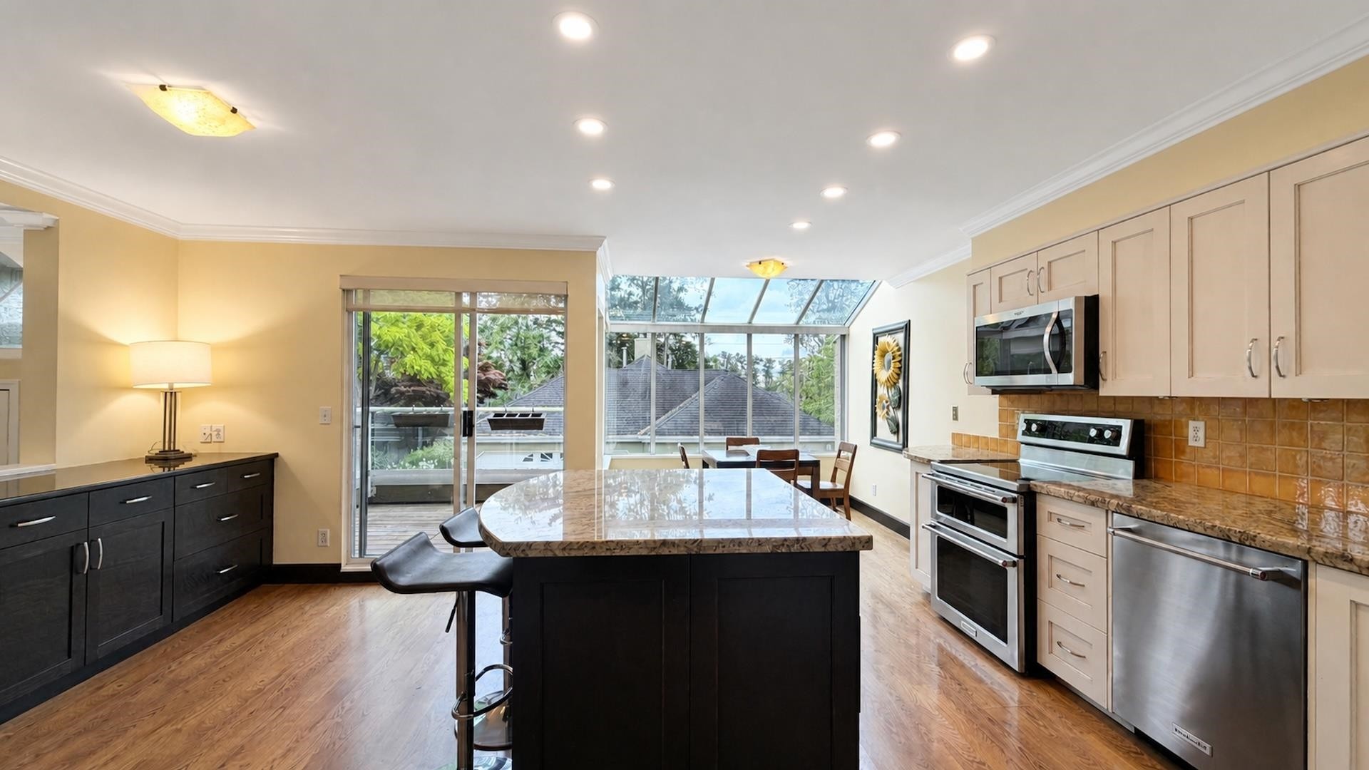 2387 Quayside Court, Vancouver, BC - Indoor Photo Showing Kitchen With Upgraded Kitchen