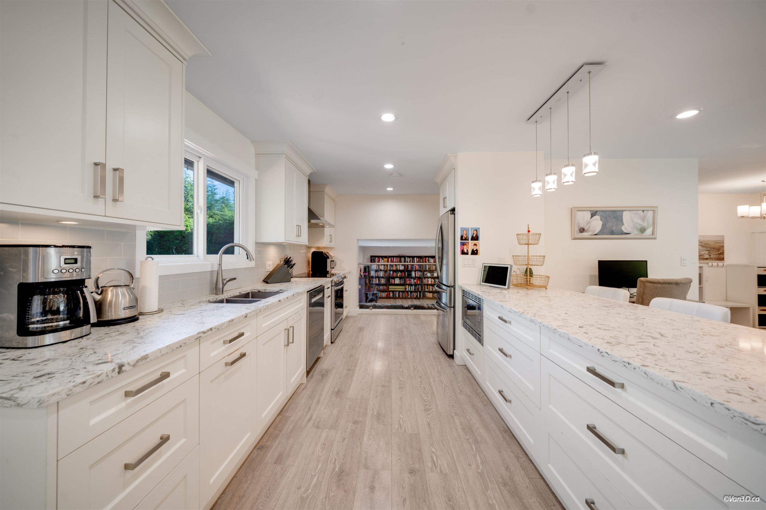 1047 Spar Drive, Coquitlam, BC - Indoor Photo Showing Kitchen With Double Sink With Upgraded Kitchen