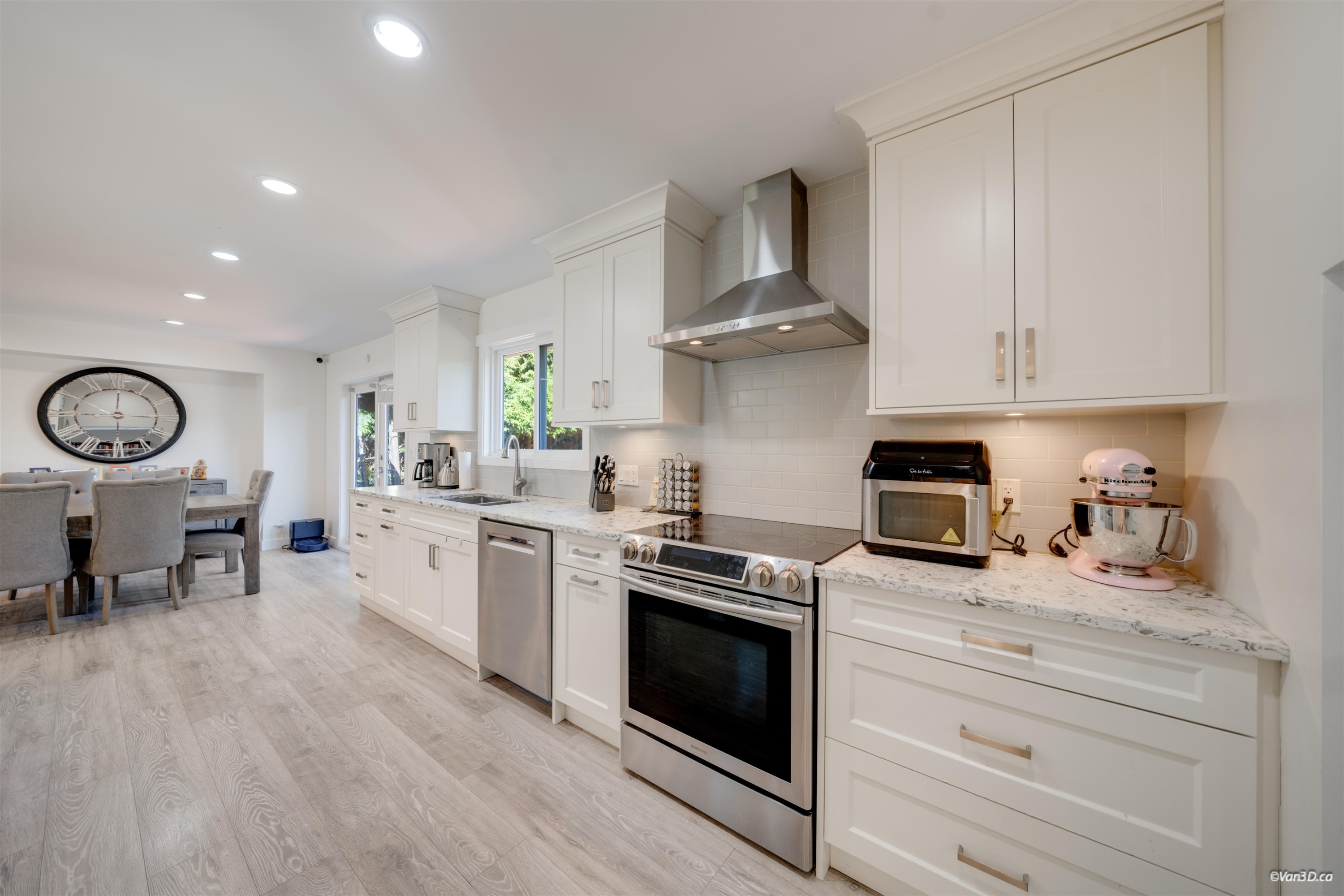 1047 Spar Drive, Coquitlam, BC - Indoor Photo Showing Kitchen