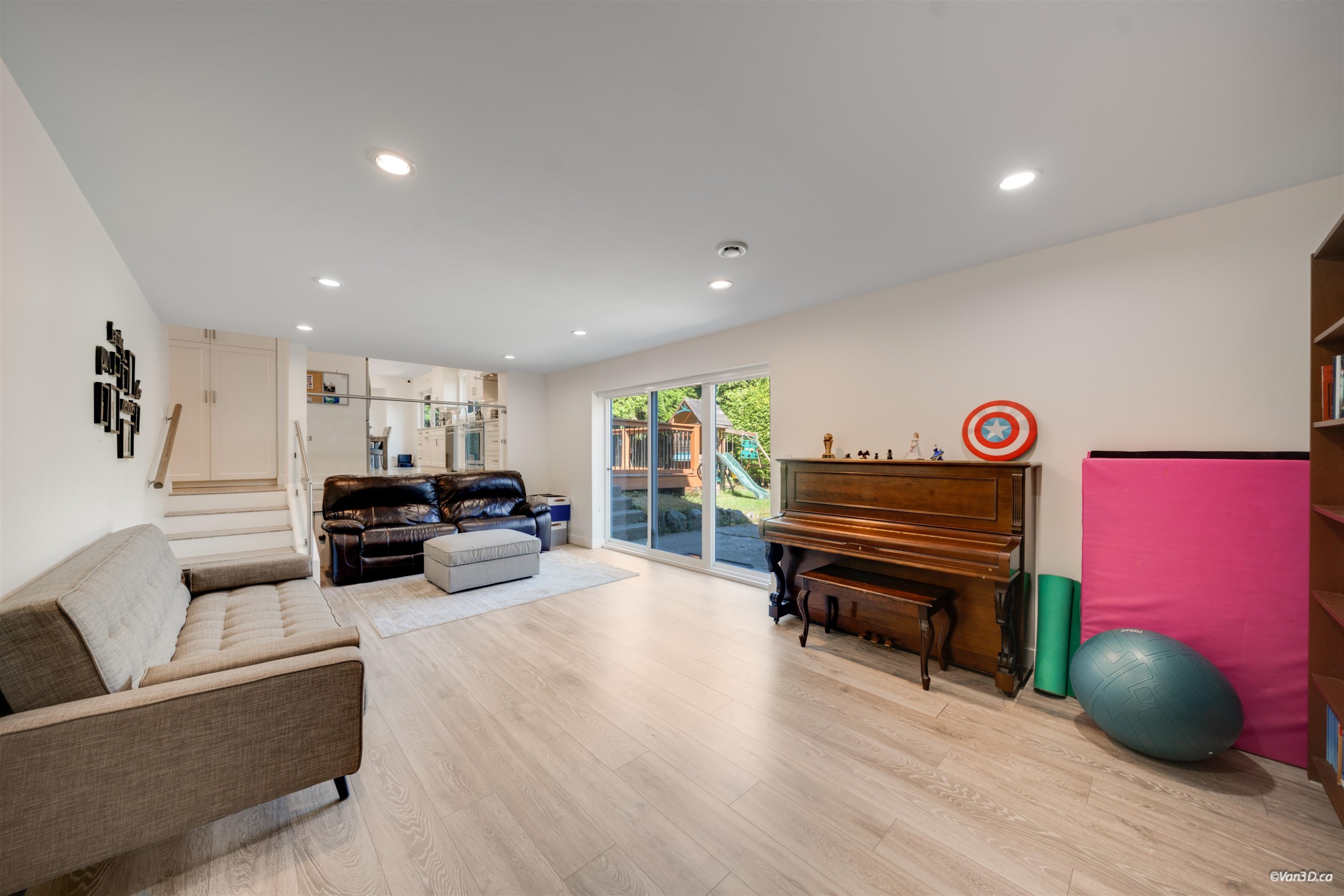 1047 Spar Drive, Coquitlam, BC - Indoor Photo Showing Living Room