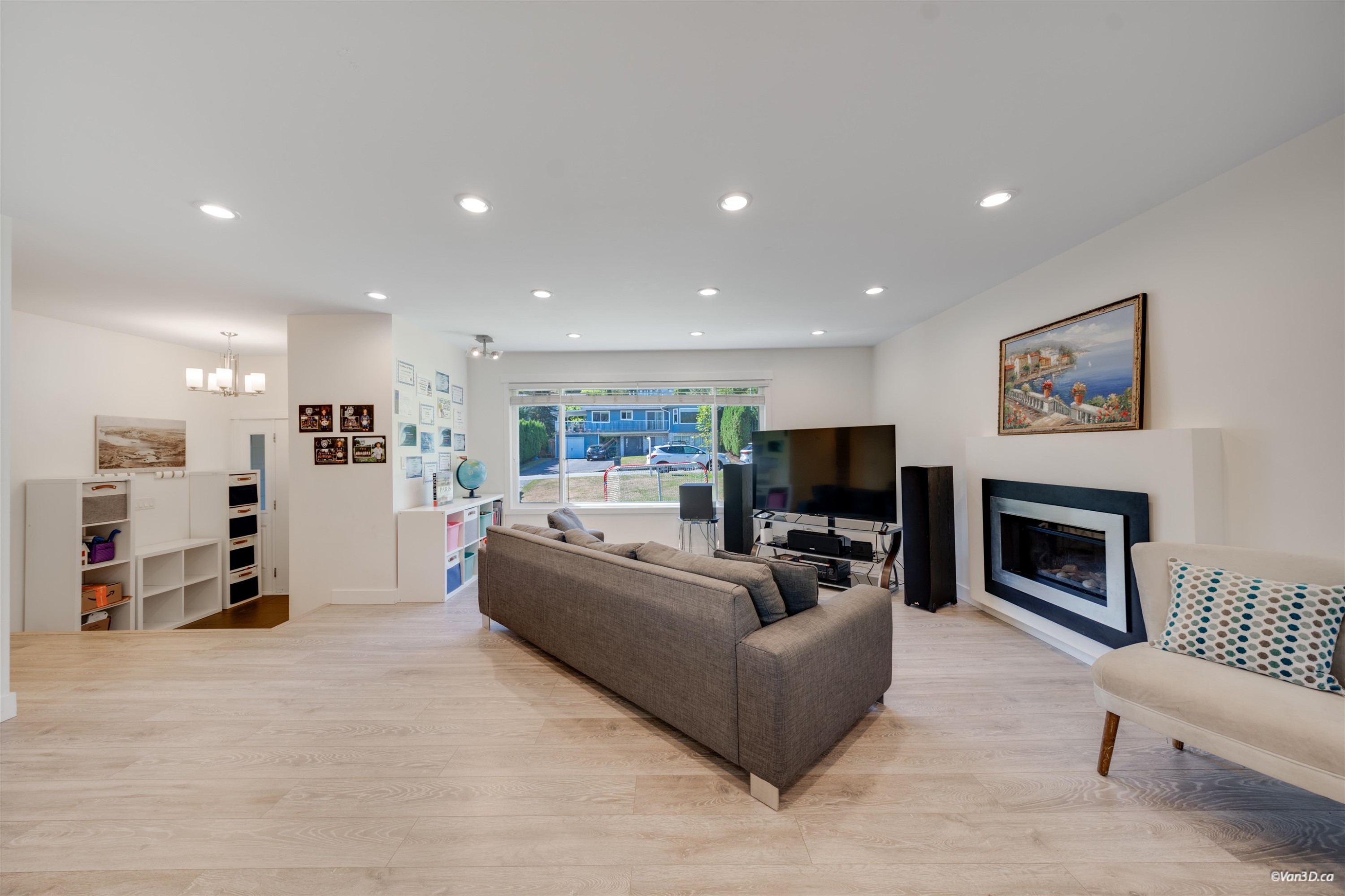 1047 Spar Drive, Coquitlam, BC - Indoor Photo Showing Living Room With Fireplace