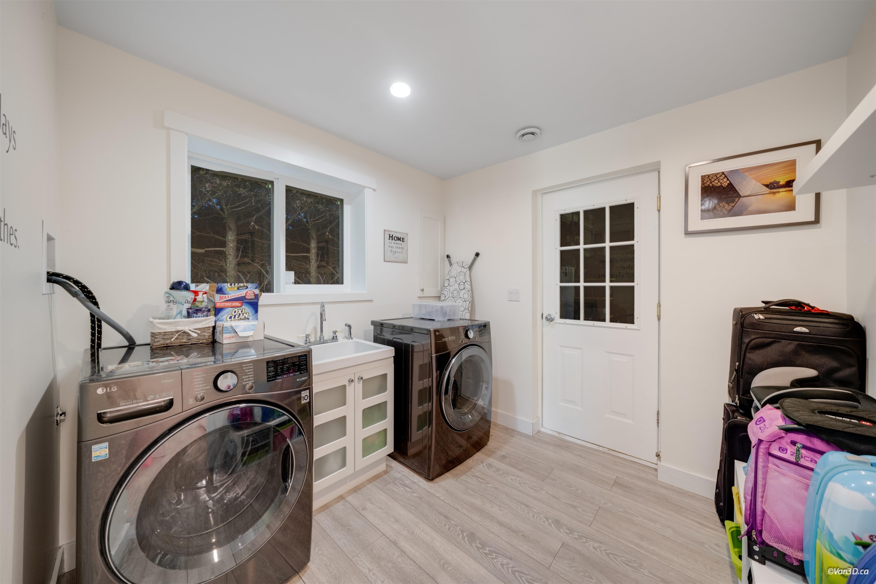 1047 Spar Drive, Coquitlam, BC - Indoor Photo Showing Laundry Room