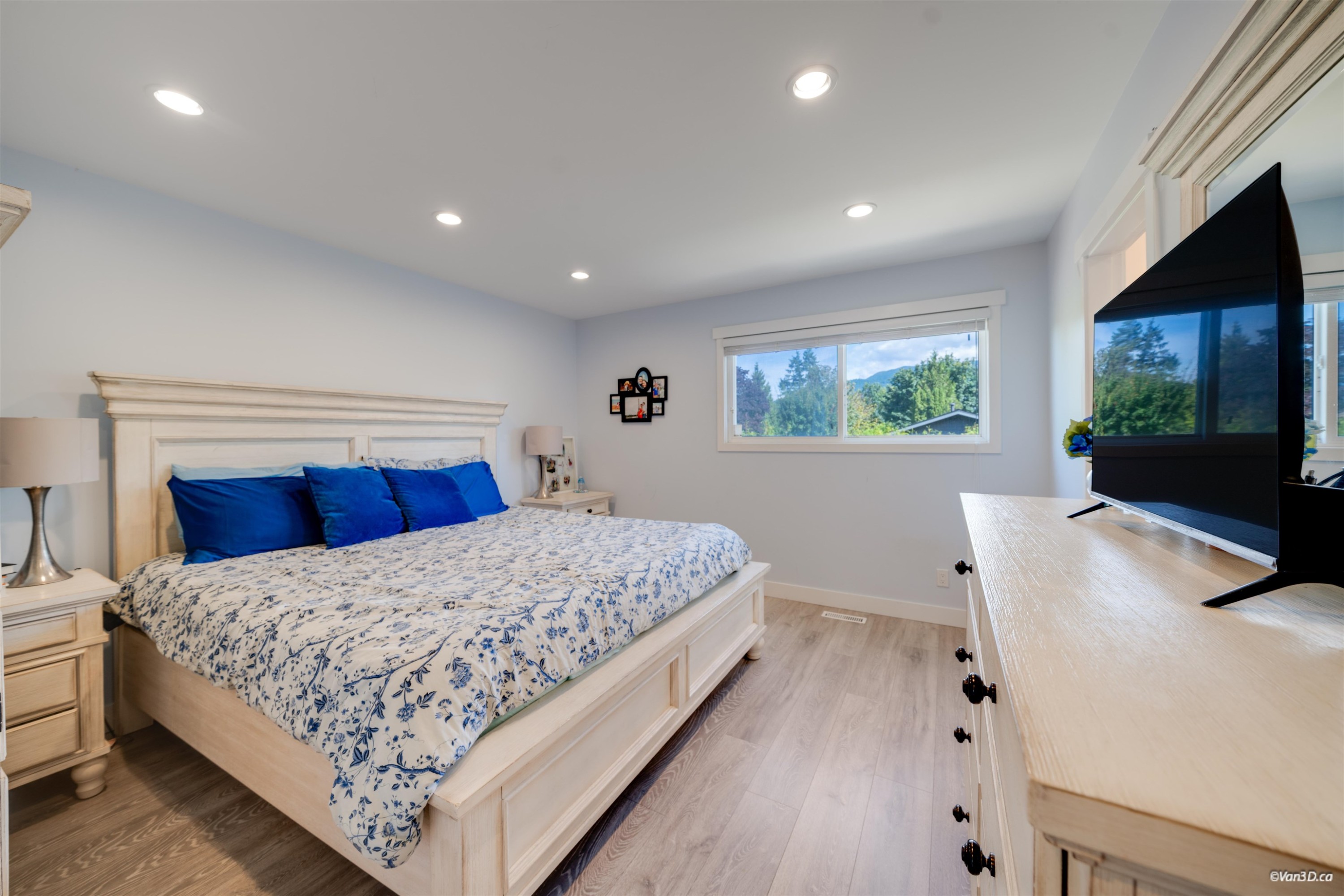 1047 Spar Drive, Coquitlam, BC - Indoor Photo Showing Bedroom