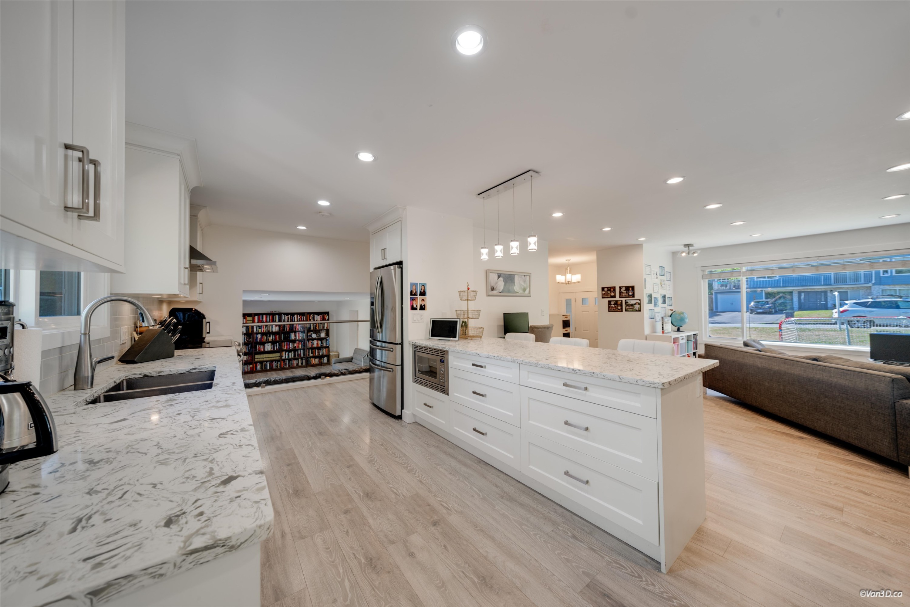 1047 Spar Drive, Coquitlam, BC - Indoor Photo Showing Kitchen With Upgraded Kitchen