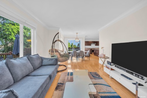 1591 Alpine Lane, Coquitlam, BC - Indoor Photo Showing Living Room