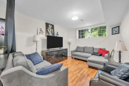 1591 Alpine Lane, Coquitlam, BC - Indoor Photo Showing Living Room