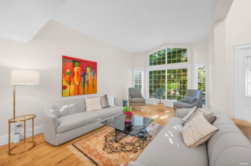 1591 Alpine Lane, Coquitlam, BC - Indoor Photo Showing Living Room
