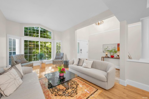 1591 Alpine Lane, Coquitlam, BC - Indoor Photo Showing Living Room