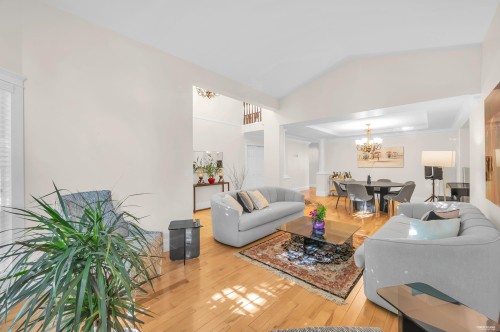1591 Alpine Lane, Coquitlam, BC - Indoor Photo Showing Living Room