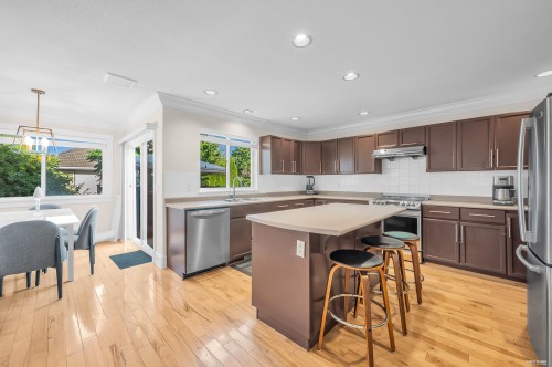 1591 Alpine Lane, Coquitlam, BC - Indoor Photo Showing Kitchen With Upgraded Kitchen