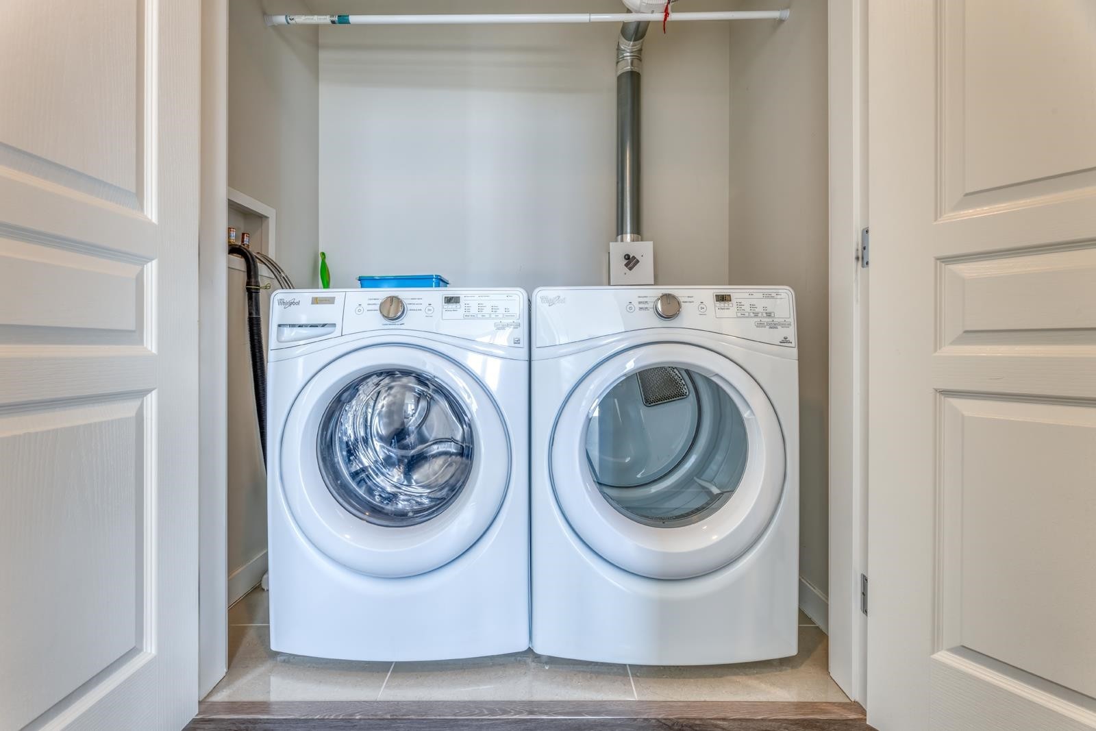 2203-3096 Windsor Gate, Coquitlam, BC - Indoor Photo Showing Laundry Room