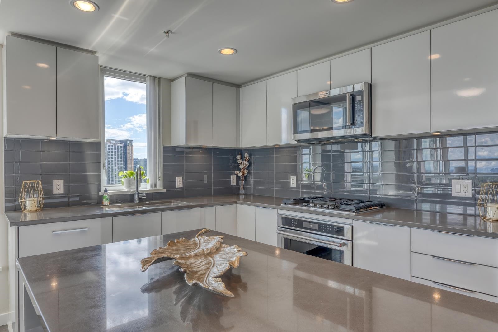 2203-3096 Windsor Gate, Coquitlam, BC - Indoor Photo Showing Kitchen With Upgraded Kitchen