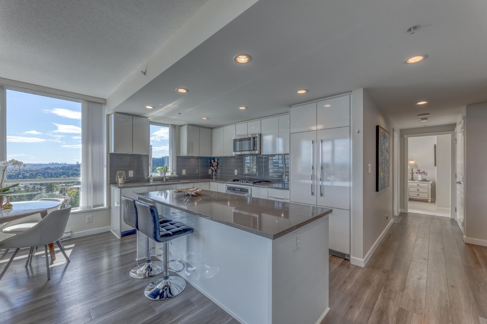 2203-3096 Windsor Gate, Coquitlam, BC - Indoor Photo Showing Kitchen With Upgraded Kitchen