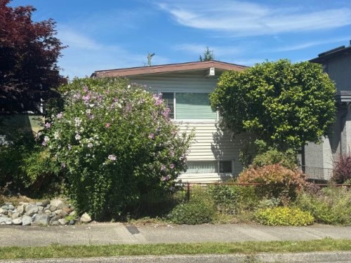 2935 Adanac Street, Vancouver, BC 