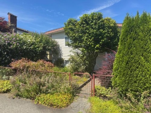 2935 Adanac Street, Vancouver, BC 