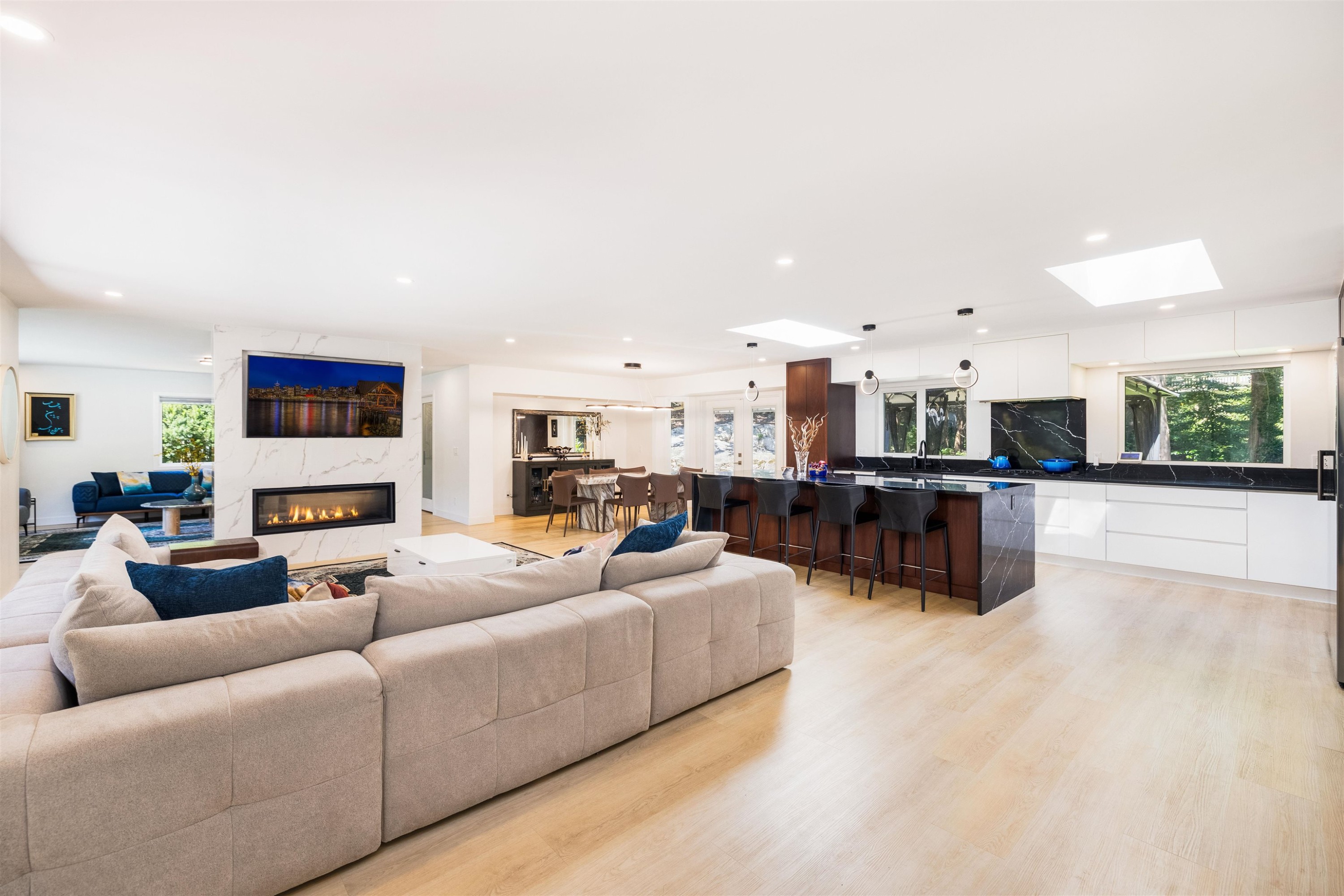 3965 Viewridge Place, West Vancouver, BC - Indoor Photo Showing Living Room With Fireplace
