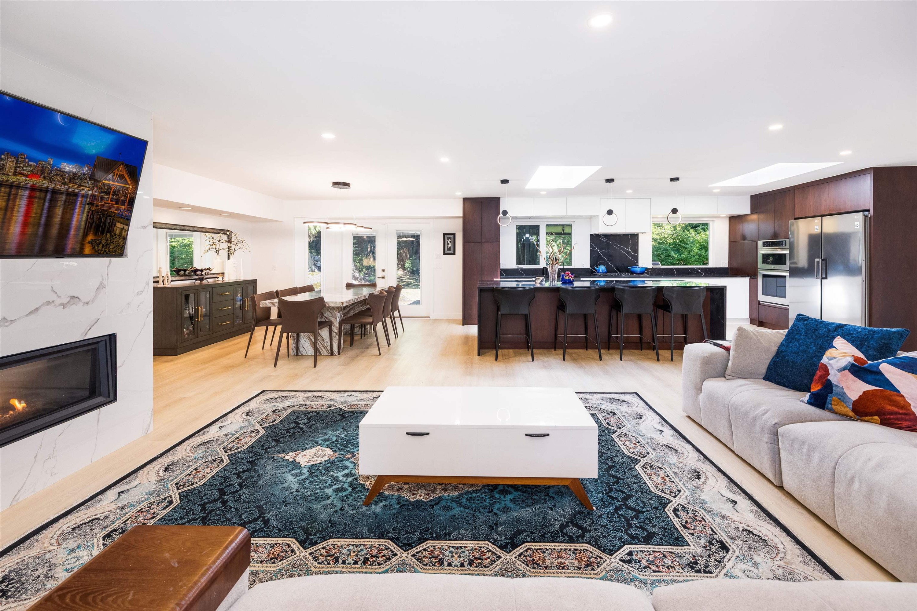 3965 Viewridge Place, West Vancouver, BC - Indoor Photo Showing Living Room With Fireplace