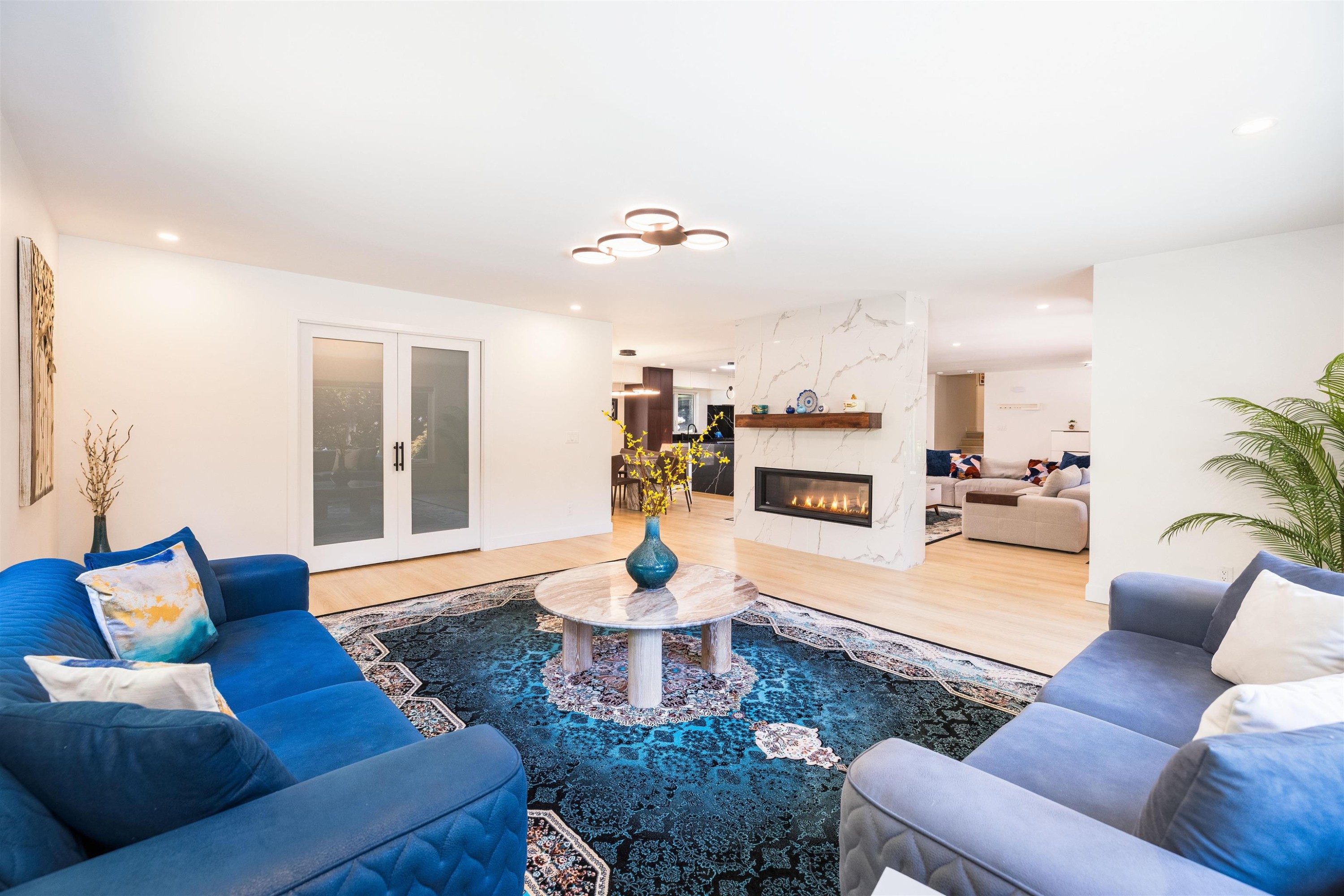 3965 Viewridge Place, West Vancouver, BC - Indoor Photo Showing Living Room With Fireplace