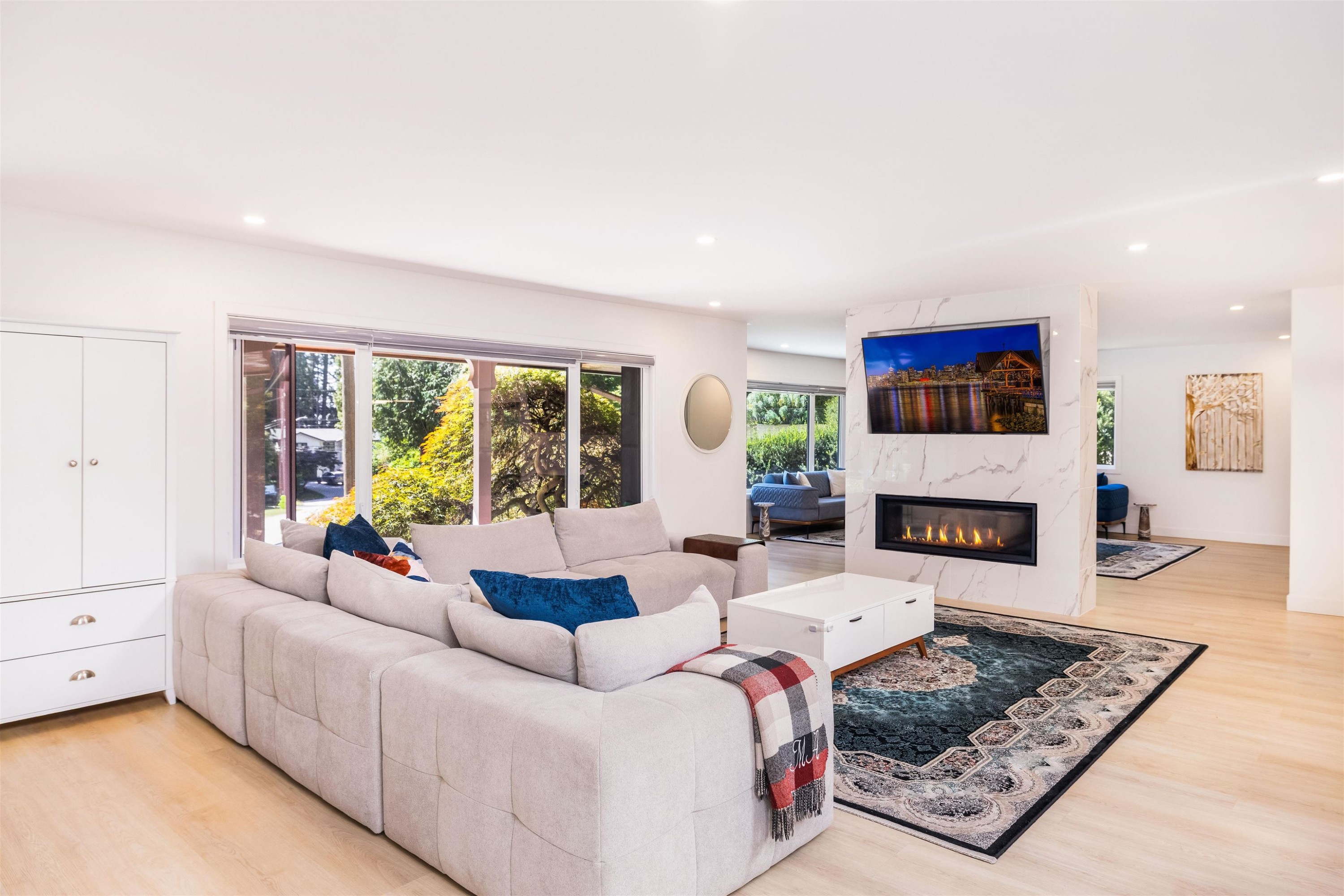 3965 Viewridge Place, West Vancouver, BC - Indoor Photo Showing Living Room With Fireplace