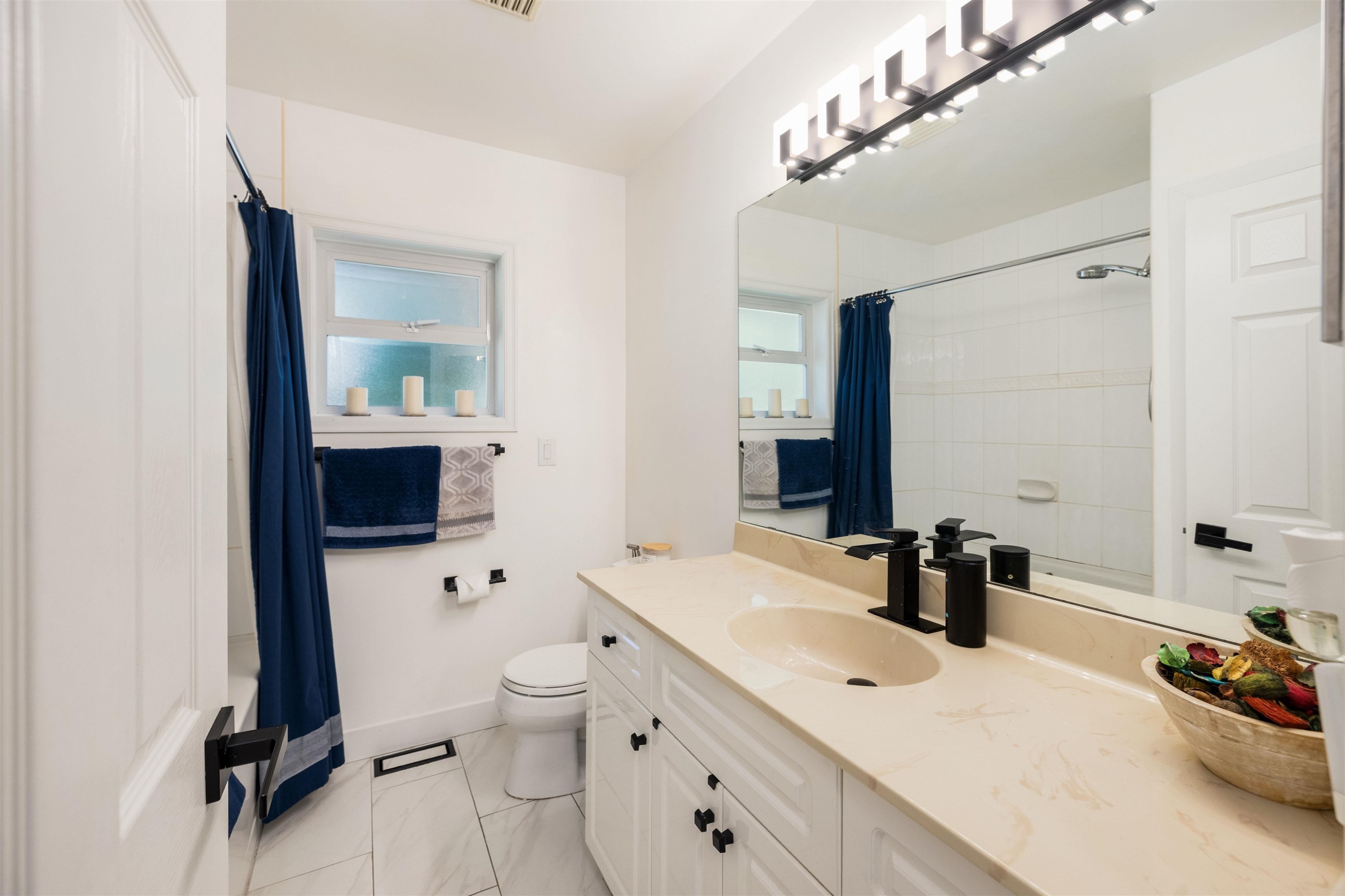 3965 Viewridge Place, West Vancouver, BC - Indoor Photo Showing Bathroom
