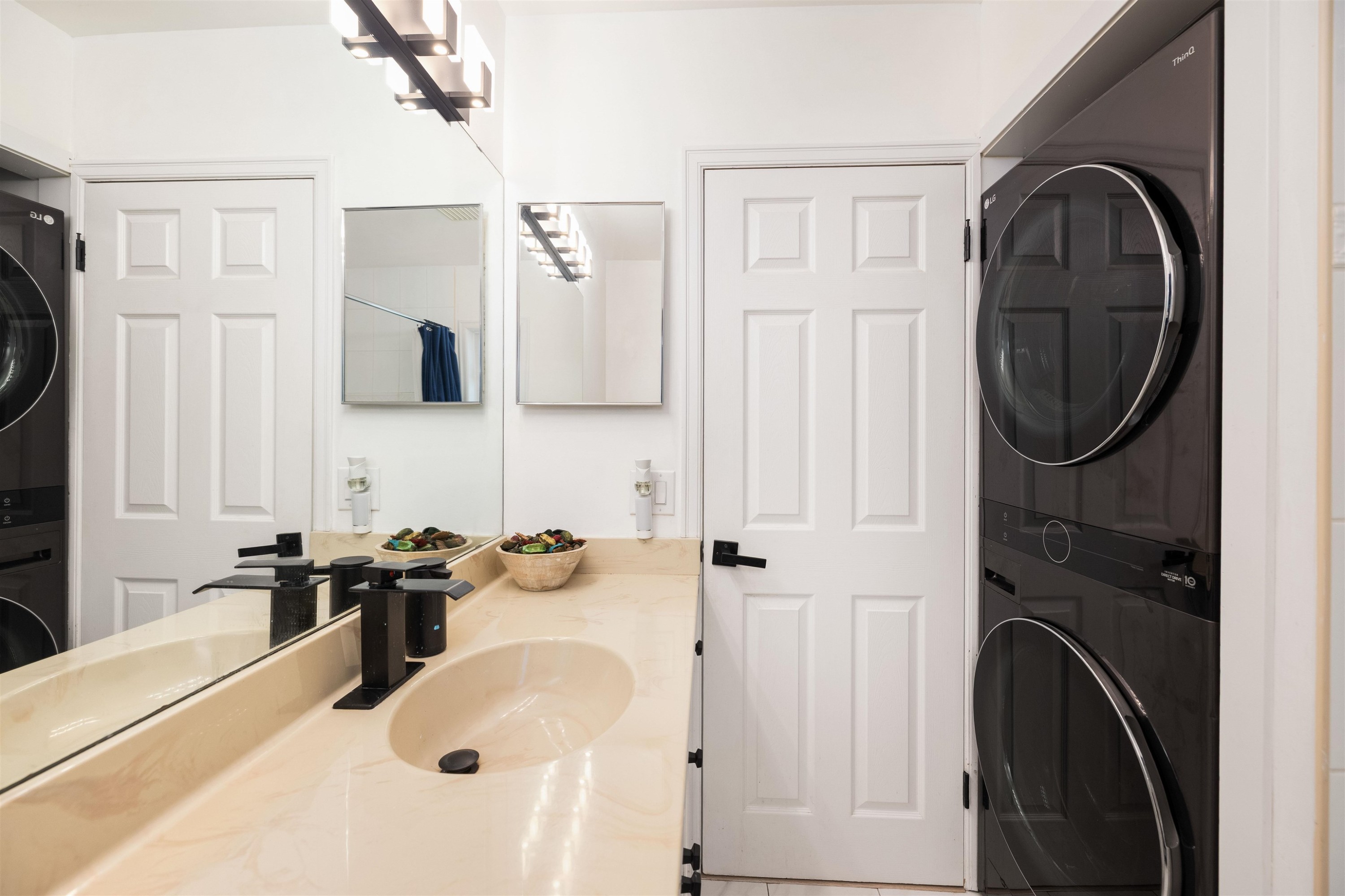 3965 Viewridge Place, West Vancouver, BC - Indoor Photo Showing Laundry Room