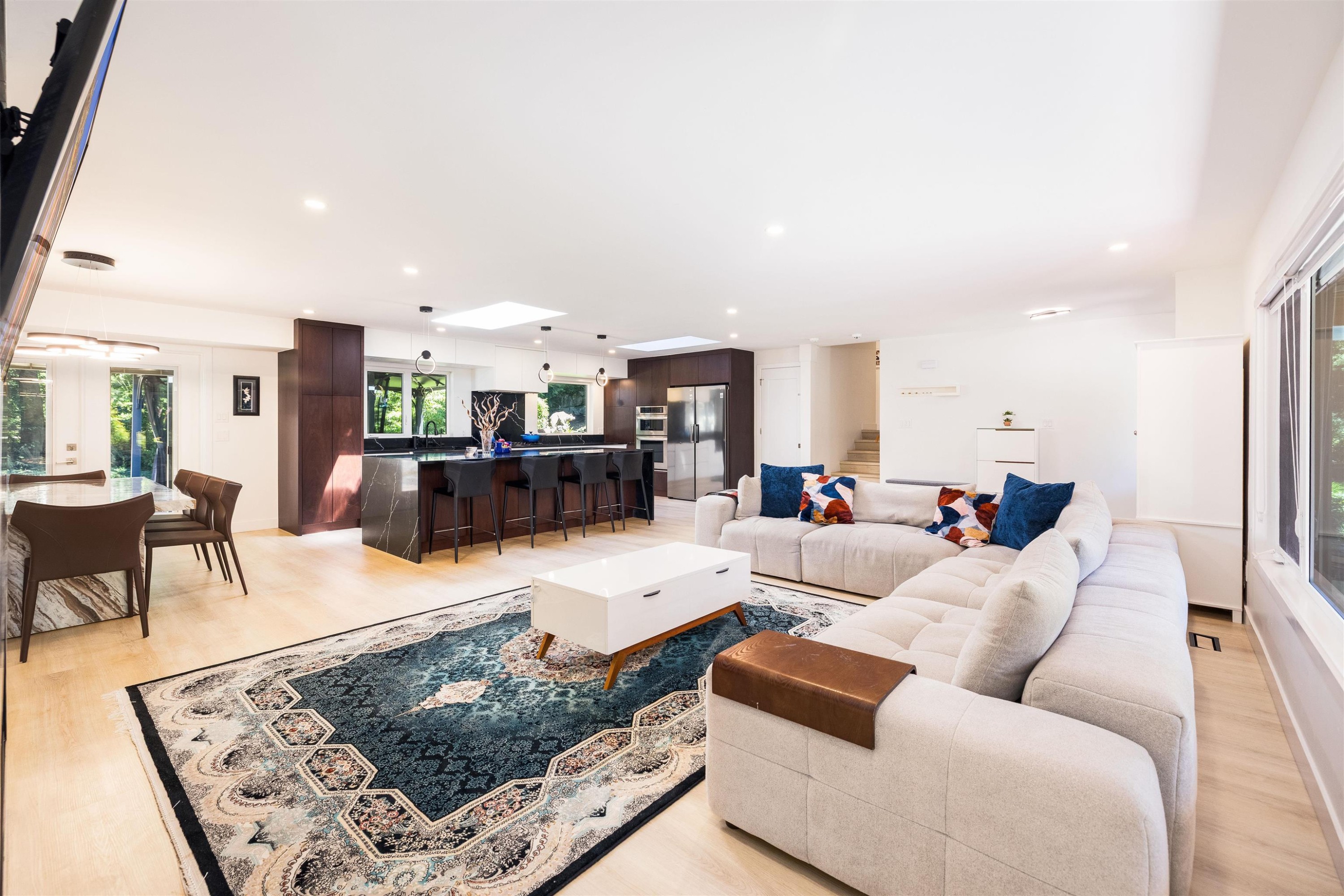 3965 Viewridge Place, West Vancouver, BC - Indoor Photo Showing Living Room