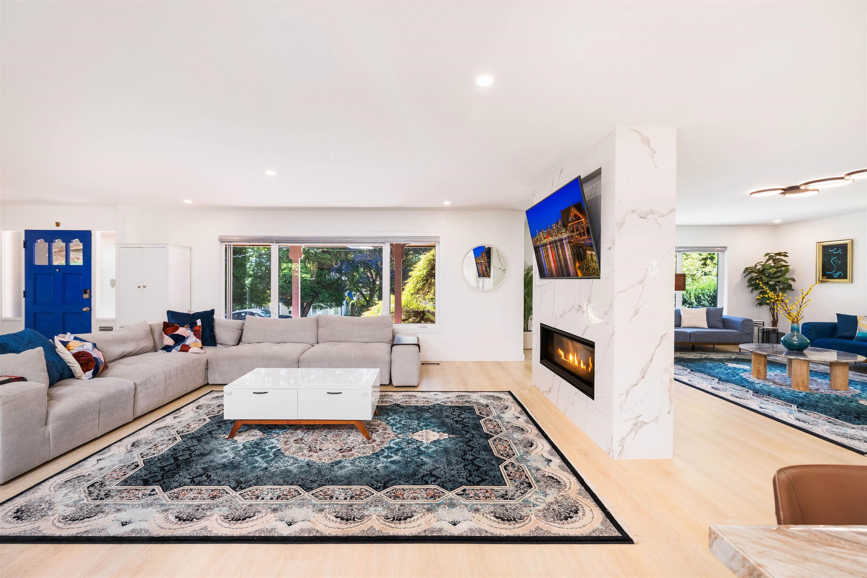 3965 Viewridge Place, West Vancouver, BC - Indoor Photo Showing Living Room With Fireplace