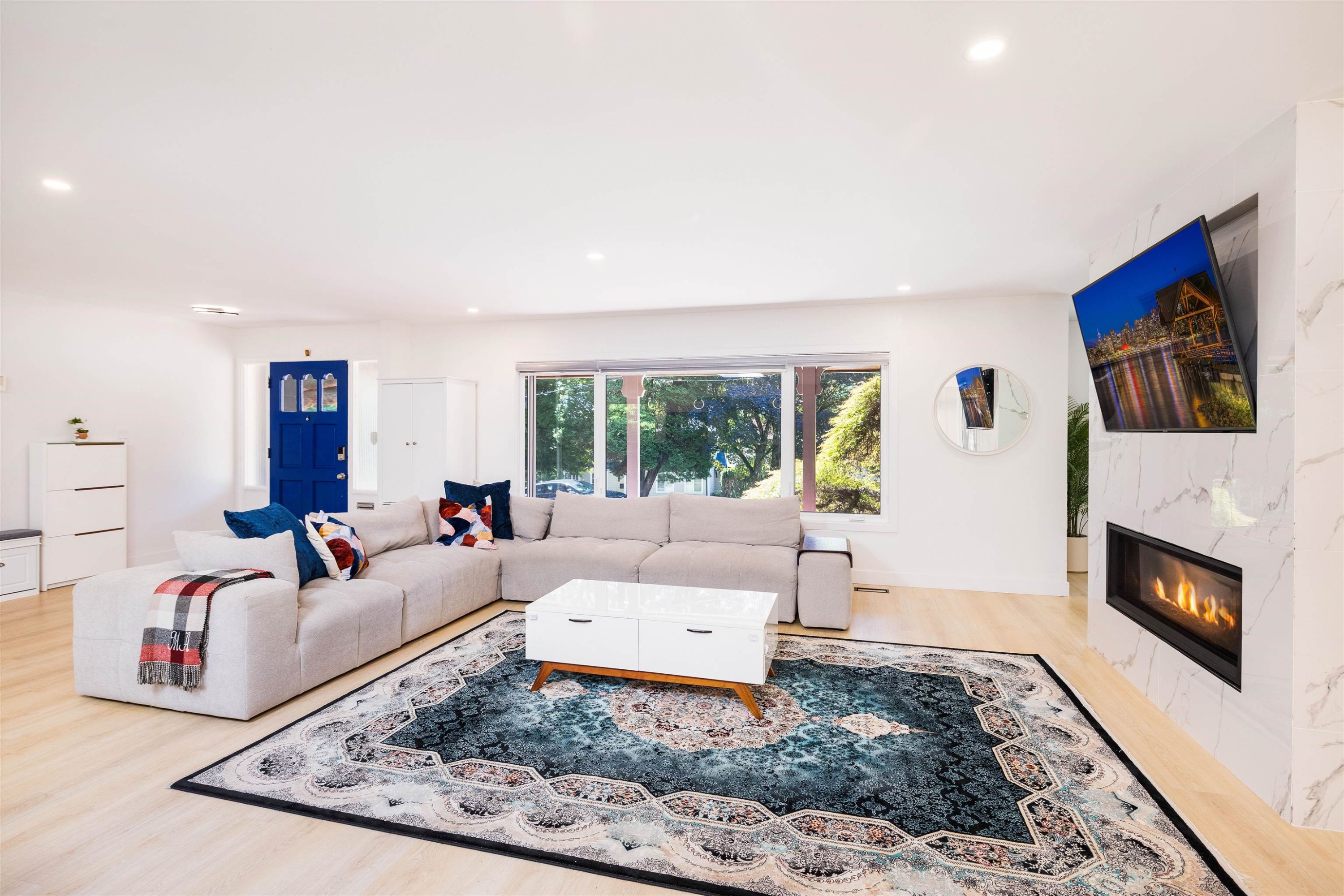 3965 Viewridge Place, West Vancouver, BC - Indoor Photo Showing Living Room With Fireplace
