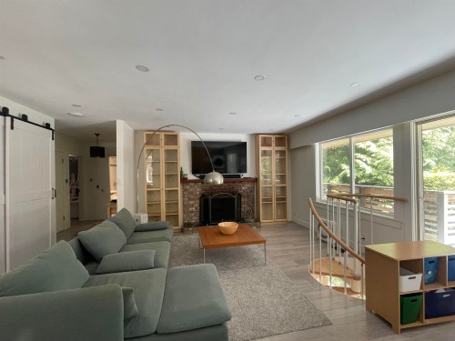 6570 Madrona Crescent, West Vancouver, BC - Indoor Photo Showing Living Room With Fireplace