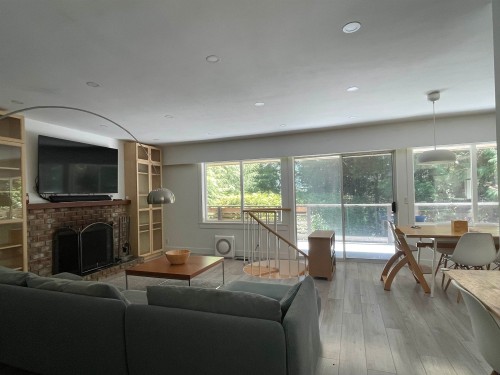 6570 Madrona Crescent, West Vancouver, BC - Indoor Photo Showing Living Room With Fireplace