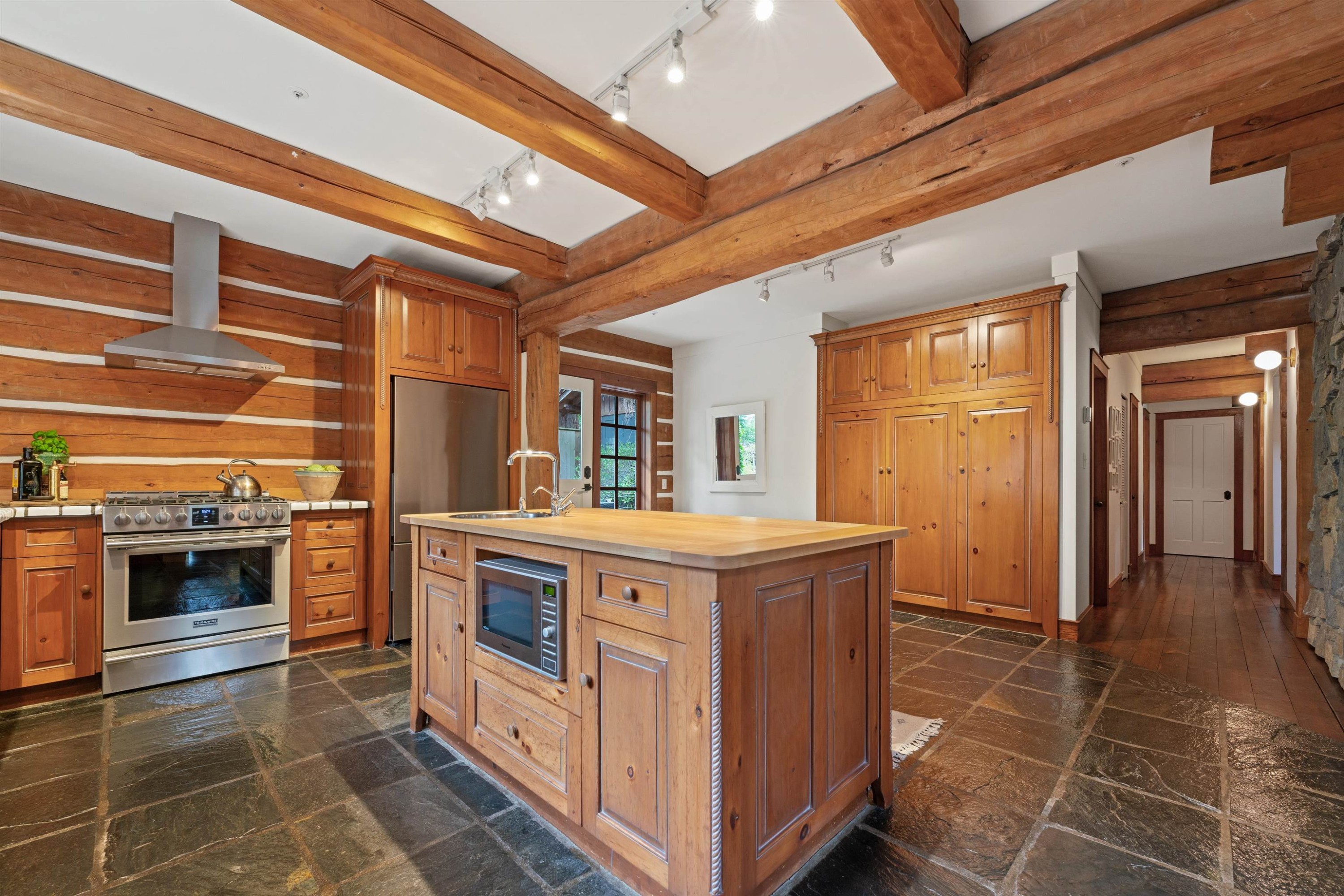 5851 Eagle Island, West Vancouver, BC