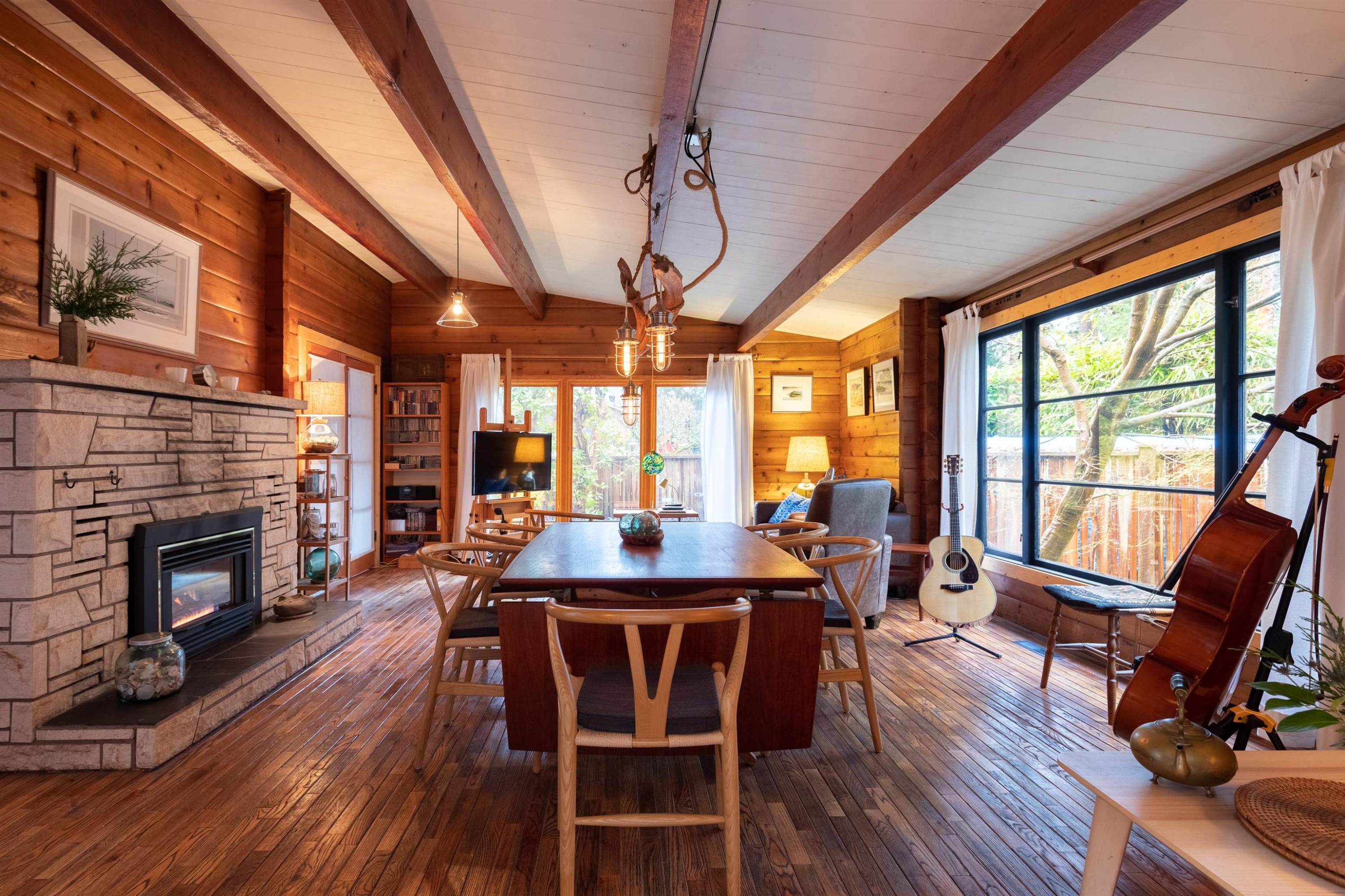 5817 Eagle Island, West Vancouver, BC - Indoor With Fireplace